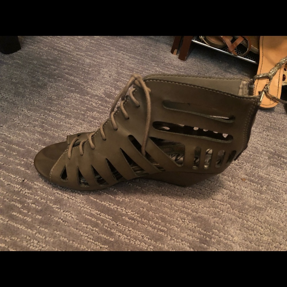Shoes - Picture 11 of 16